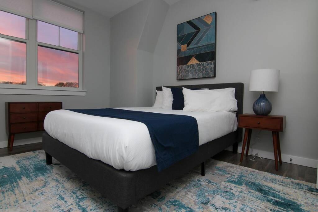 Luxury With Gym, Steps From Commuter Rail #4011 Apartment *