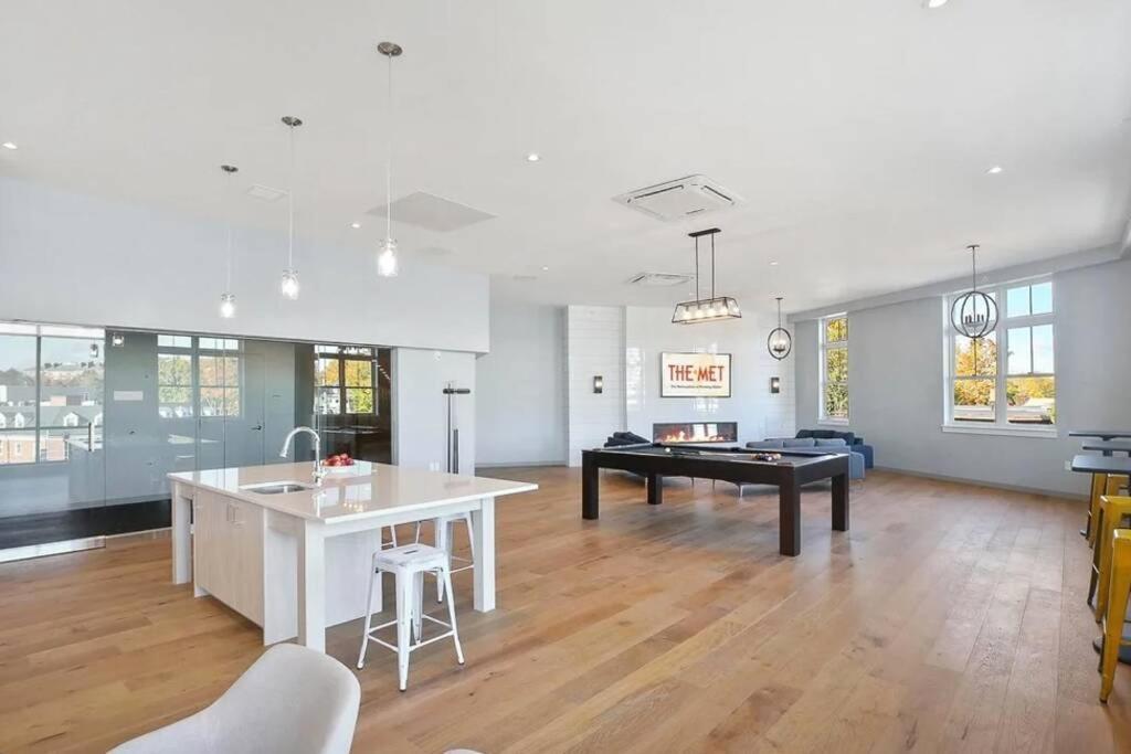 Apartment Luxury With Gym, Steps From Commuter Rail #4011