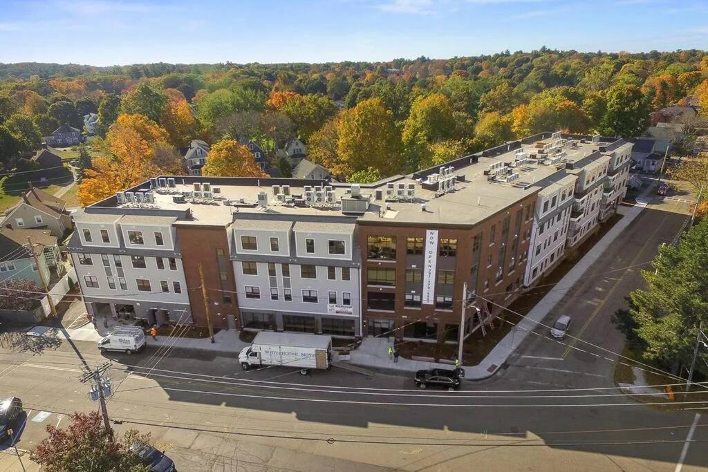 Luxury With Gym, Steps From Commuter Rail #4011 Reading