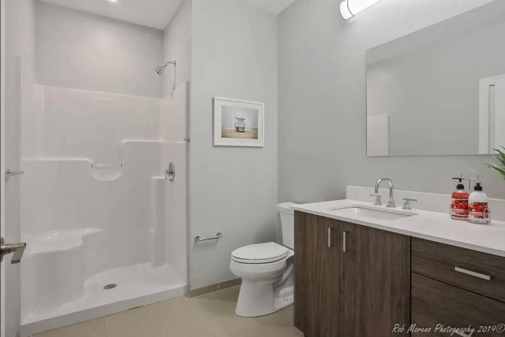 Apartment Luxury With Gym, Steps From Commuter Rail #4011