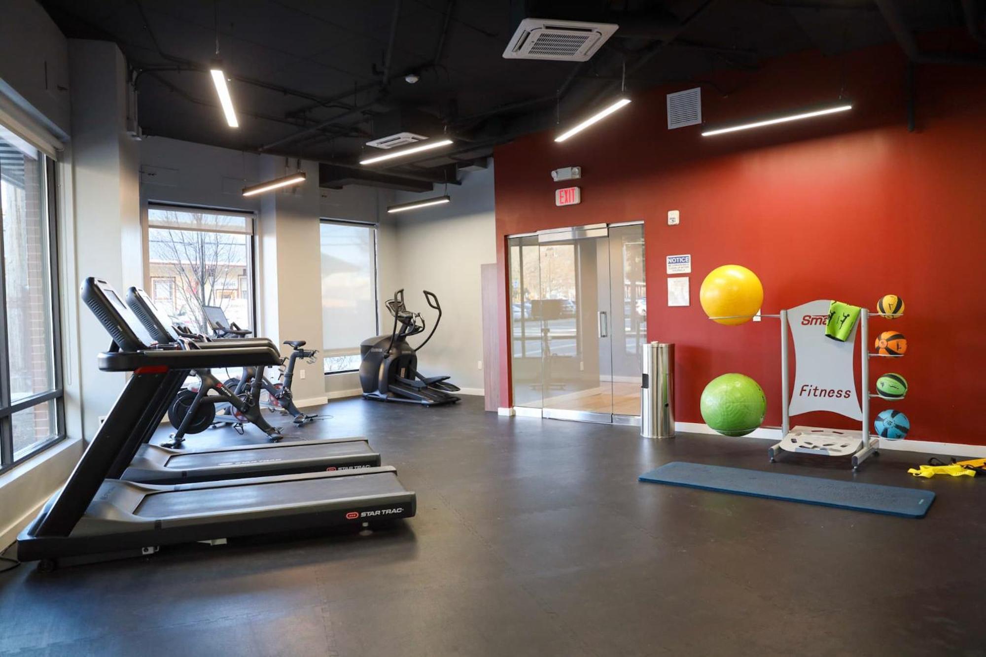 Apartment Luxury With Gym, Steps From Commuter Rail #4011