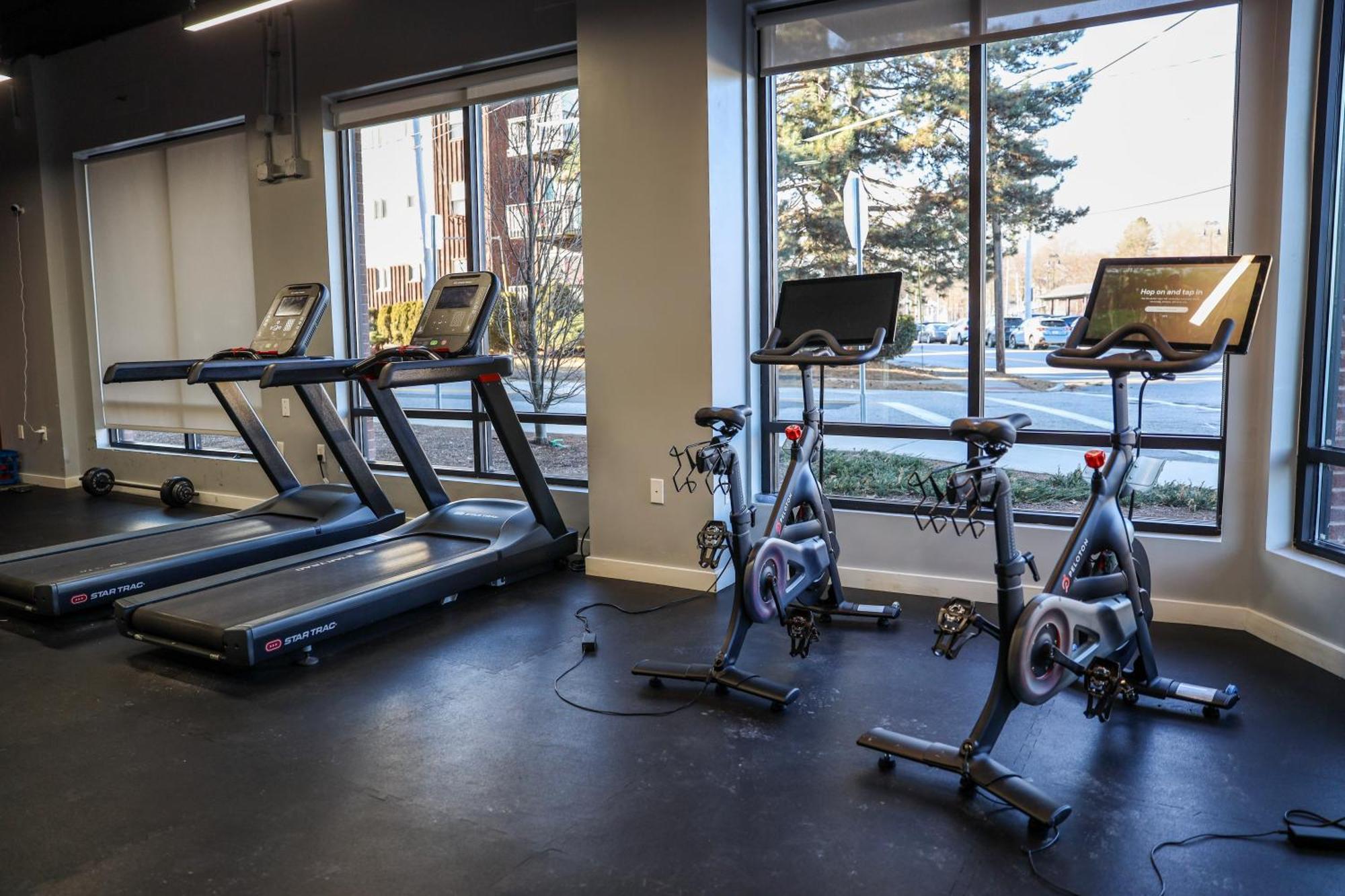 Apartment Luxury With Gym, Steps From Commuter Rail #4011 *