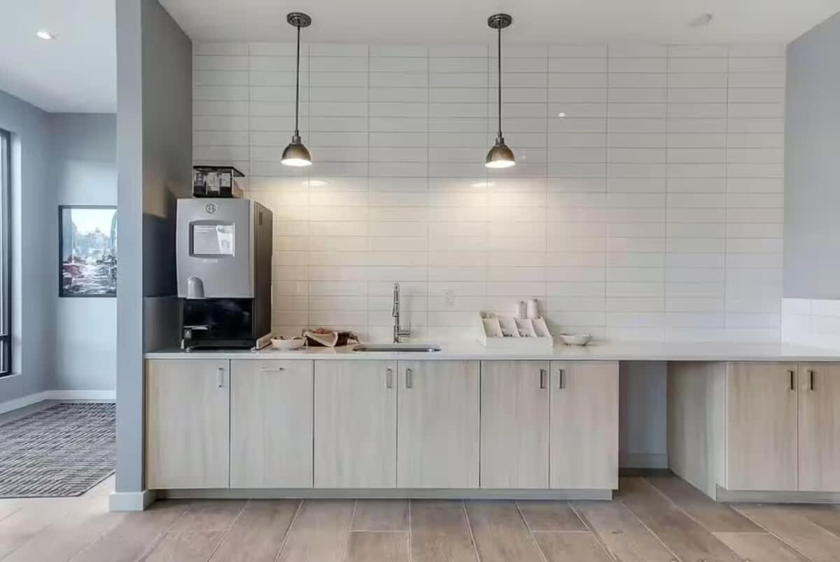 Luxury With Gym, Steps From Commuter Rail #4011 Apartment *