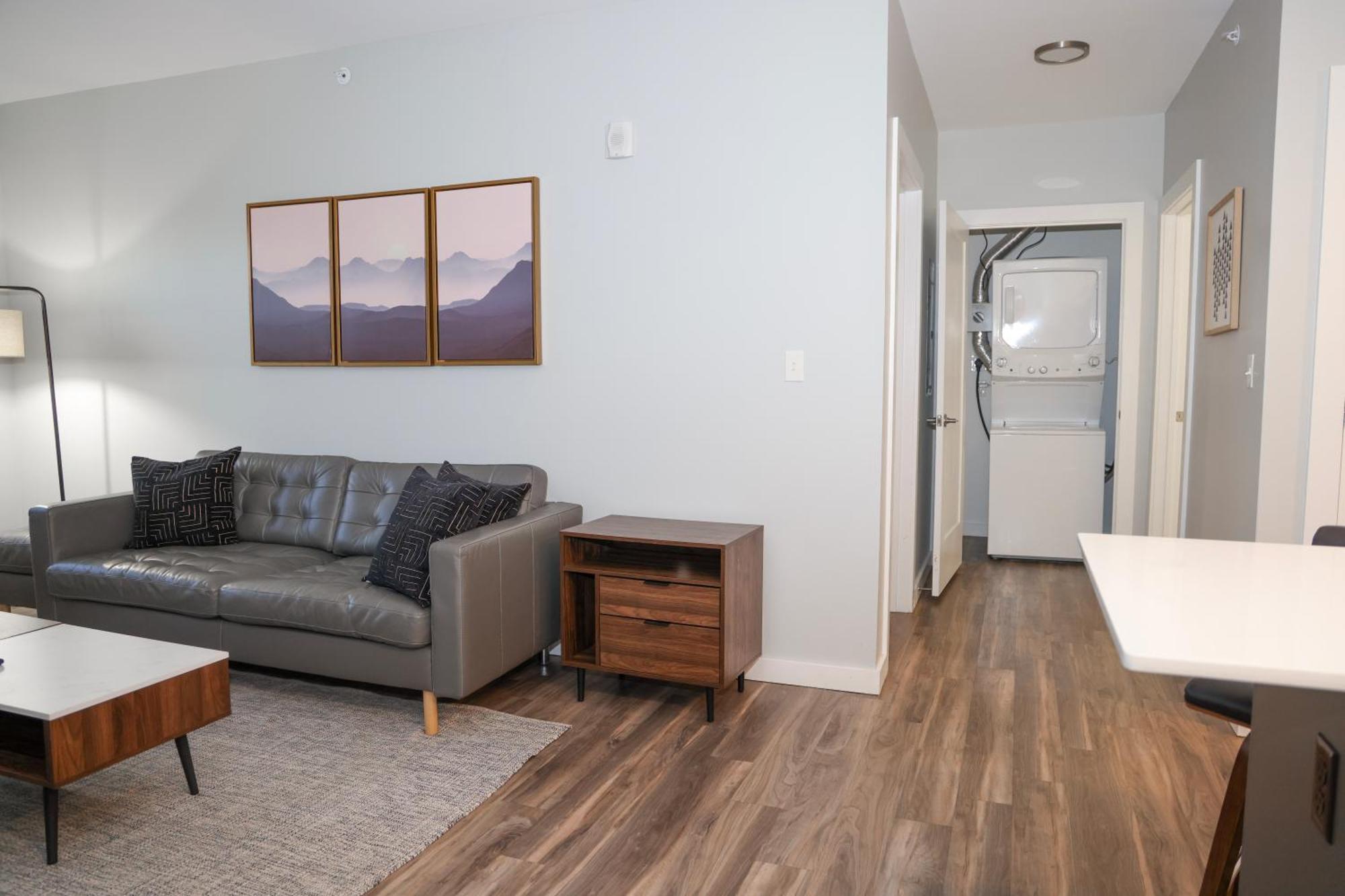Luxury With Gym, Steps From Commuter Rail #4011 *