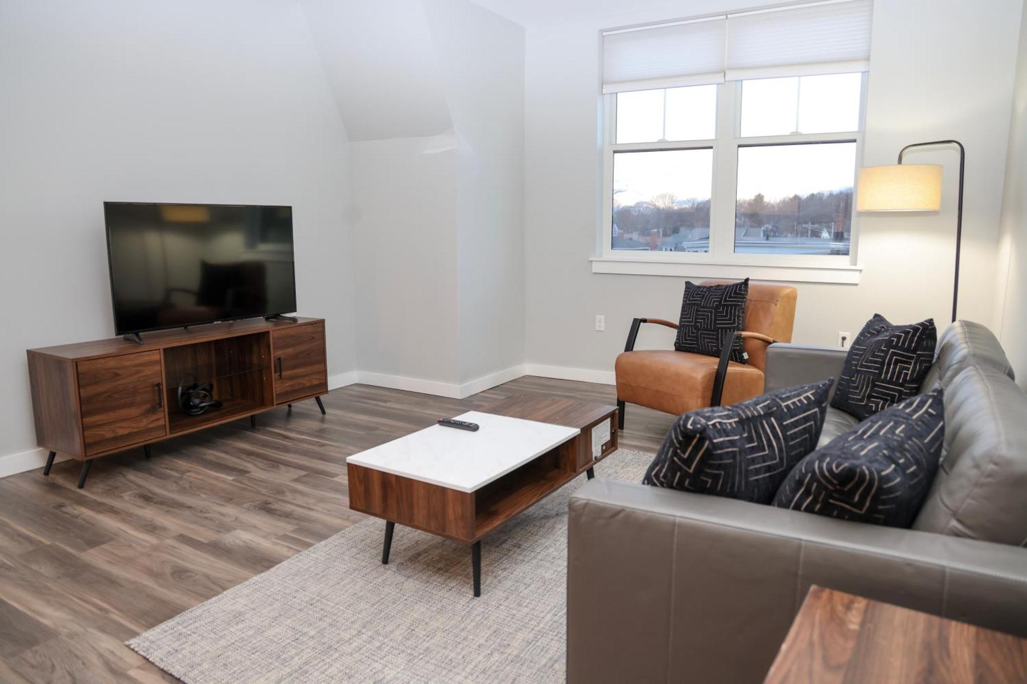 Luxury With Gym, Steps From Commuter Rail #4011 * Reading