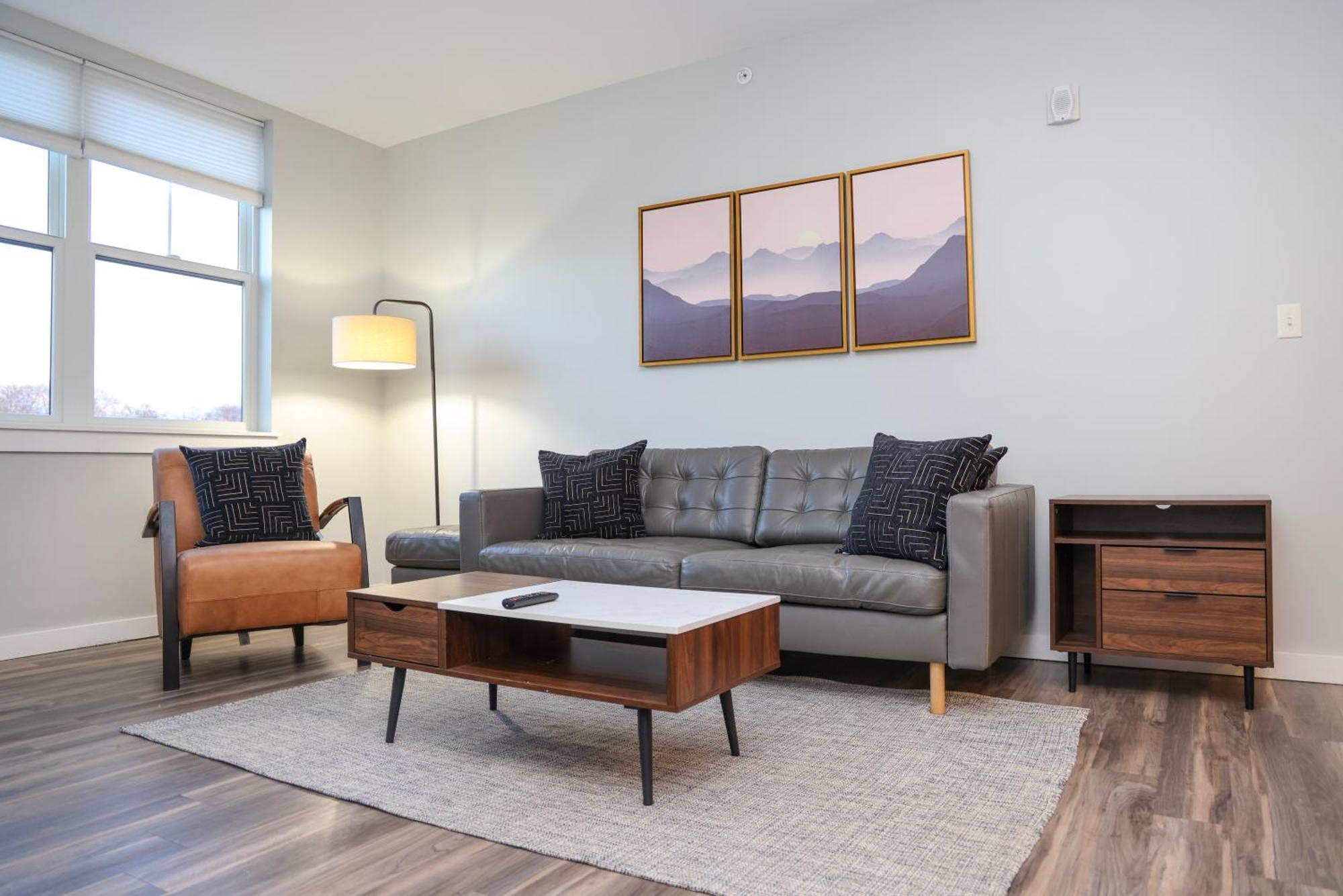Luxury With Gym, Steps From Commuter Rail #4011 Apartment *