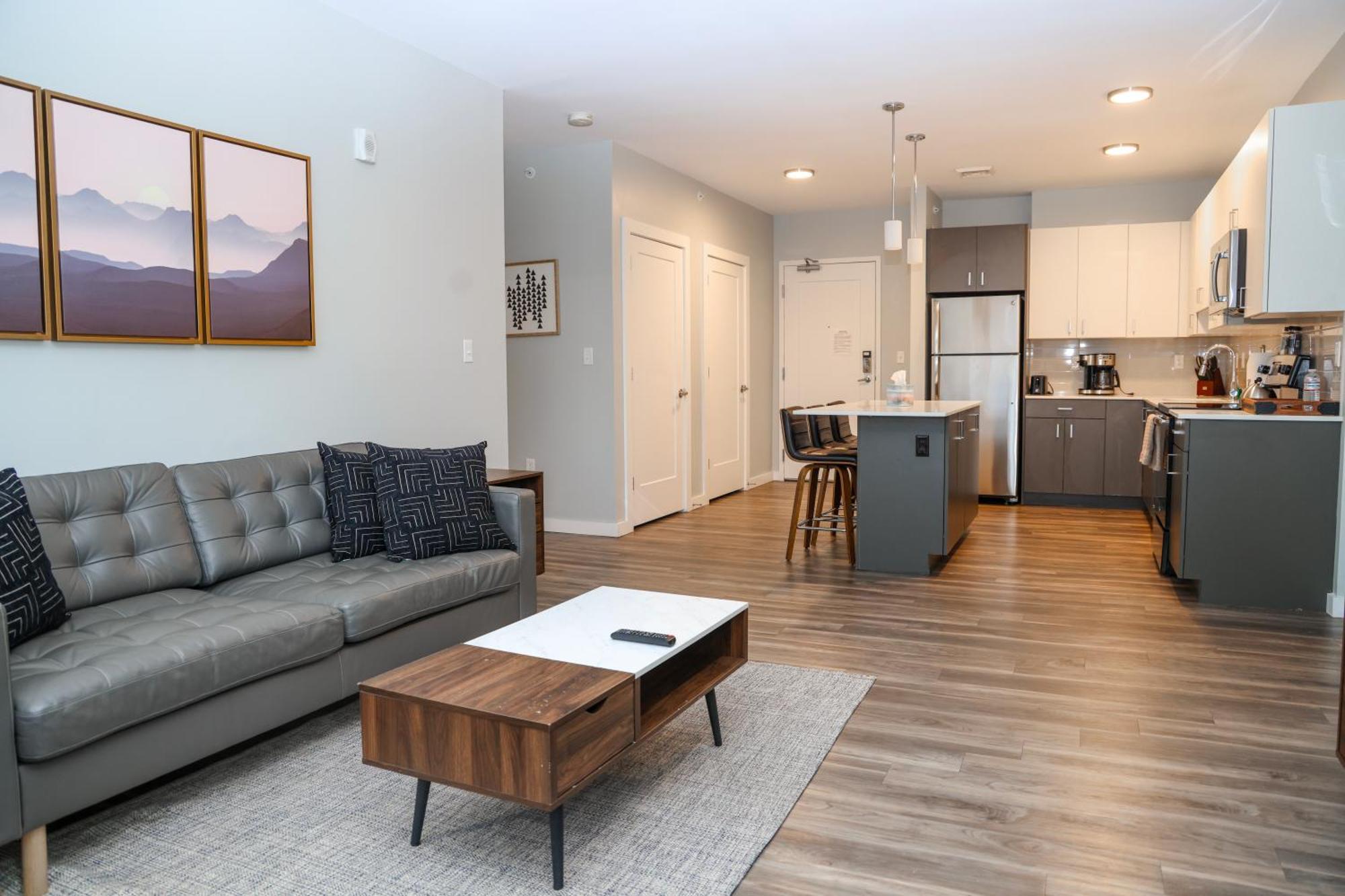 Apartment Luxury With Gym, Steps From Commuter Rail #4011 *
