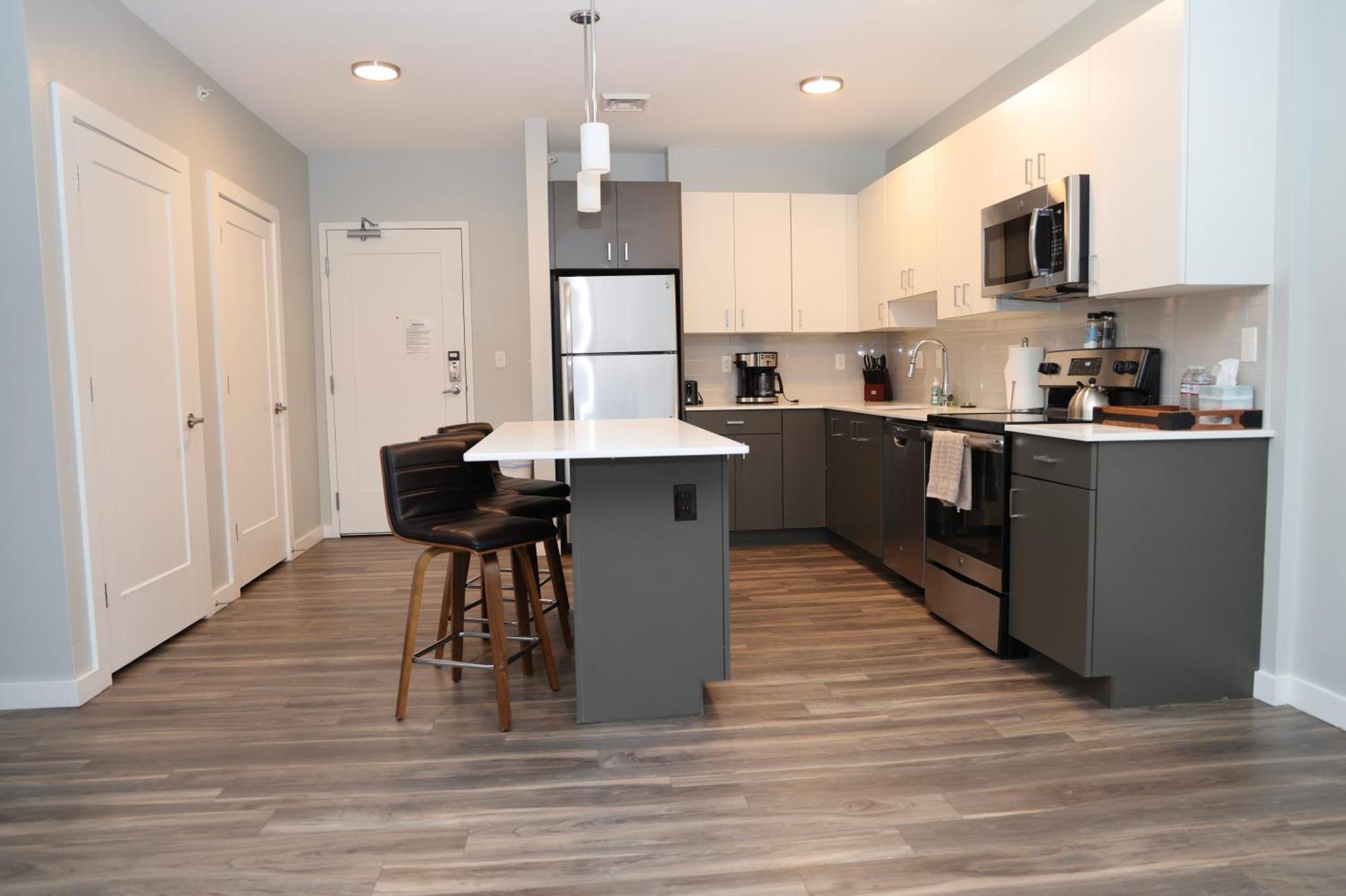Apartment Luxury With Gym, Steps From Commuter Rail #4011 Reading